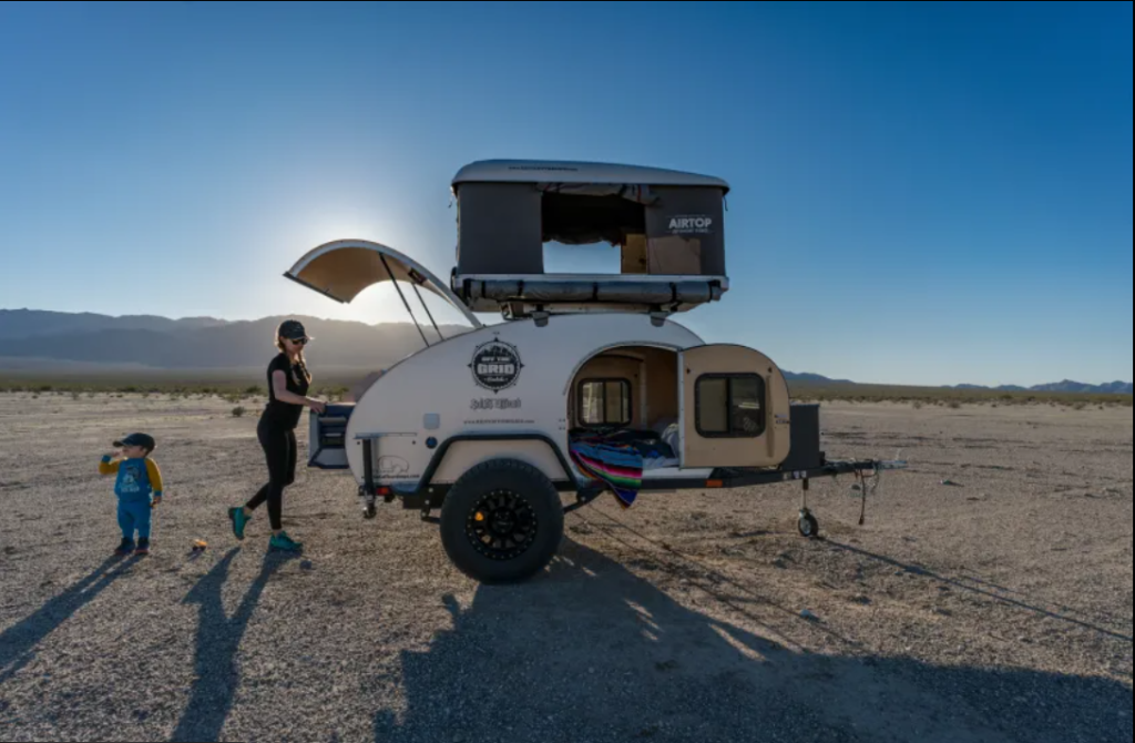 5 Kesalahan Umum Saat Menyewa Camper dan Cara Menghindarinya Menyewa camper adalah cara menyenangkan untuk menjelajahi berbagai destinasi dengan kenyamanan lebih. Namun, pengalaman ini bisa terganggu jika Anda tidak mempersiapkan diri dengan baik. Berikut lima kesalahan umum yang sering terjadi saat menyewa camper dan tips untuk menghindarinya. 1. Tidak Memeriksa Ukuran Camper yang Sesuai Banyak orang salah memperkirakan ukuran camper yang dibutuhkan. Camper yang terlalu besar bisa sulit dikendarai, parkir, dan manuver di jalan sempit, sedangkan camper yang terlalu kecil mungkin tidak cukup nyaman untuk seluruh anggota keluarga. Tips Menghindari: Sesuaikan ukuran camper dengan jumlah penumpang dan barang bawaan. Pilih tipe camper yang mudah dikendarai jika belum berpengalaman. 2. Mengabaikan Peraturan dan Asuransi Beberapa penyewa tidak membaca peraturan sewa atau tidak memahami cakupan asuransi. Hal ini bisa menimbulkan biaya tambahan atau masalah hukum jika terjadi kerusakan atau kecelakaan. Tips Menghindari: Selalu baca perjanjian sewa dengan teliti. Pastikan Anda memahami asuransi, termasuk cakupan tanggung jawab dan biaya tambahan. 3. Tidak Memeriksa Kondisi Camper Sebelum Berangkat Menyewa camper tanpa memeriksa kondisi fisik dan fungsionalnya adalah kesalahan fatal. Kerusakan yang tidak tercatat bisa menjadi tanggungan Anda. Tips Menghindari: Periksa secara menyeluruh kondisi camper: mesin, lampu, rem, ban, sistem air dan listrik, serta perlengkapan dapur dan kamar mandi. Dokumentasikan semua kerusakan sebelum berangkat. 4. Tidak Merencanakan Rute dan Tempat Parkir Banyak orang mengira bisa sembarangan mengemudi dan parkir camper di mana saja. Kenyataannya, beberapa destinasi memiliki batasan ukuran kendaraan atau tidak memiliki fasilitas parkir untuk camper. Tips Menghindari: Rencanakan rute dan pastikan lokasi perhentian atau camping menerima camper. Gunakan aplikasi atau peta khusus camper untuk menemukan tempat yang aman dan nyaman. 5. Membawa Terlalu Banyak atau Terlalu Sedikit Barang Kesalahan umum lainnya adalah salah mengatur barang bawaan. Terlalu banyak barang membuat camper penuh sesak dan membatasi ruang gerak, sedangkan terlalu sedikit perlengkapan membuat perjalanan kurang nyaman. Tips Menghindari: Buat daftar perlengkapan penting sebelum berangkat, termasuk pakaian, makanan, dan perlengkapan tidur. Manfaatkan ruang penyimpanan camper secara efisien. Kesimpulan Menyewa camper bisa menjadi pengalaman liburan yang tak terlupakan jika Anda menghindari kesalahan umum seperti ukuran yang salah, peraturan dan asuransi yang diabaikan, kondisi camper yang tidak diperiksa, rute yang tidak direncanakan, dan pengaturan barang yang kurang tepat. Dengan perencanaan matang dan perhatian terhadap detail, perjalanan Anda akan lebih nyaman, aman, dan menyenangkan.